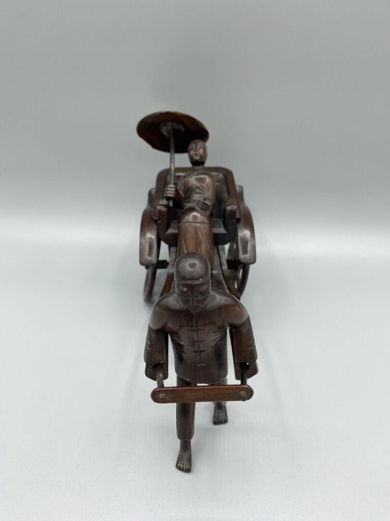 Chine du Sud, Vietnam - Ensemble de trois sculptures en bois, l'une représentan…