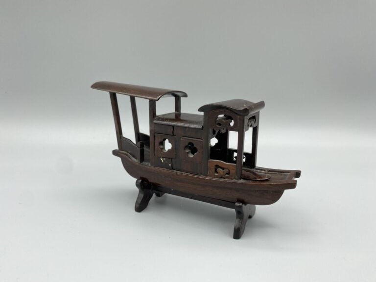 Chine du Sud, Vietnam - Ensemble de trois sculptures en bois, l'une représentan…