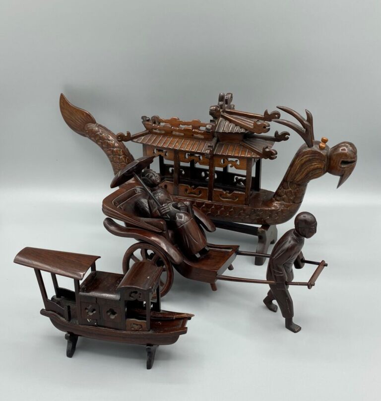 Chine du Sud, Vietnam - Ensemble de trois sculptures en bois, l'une représentan…