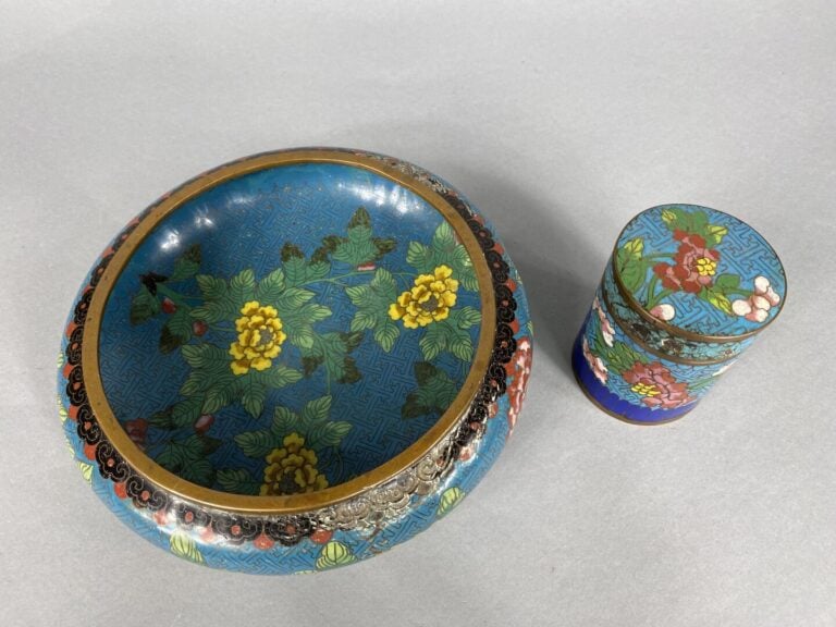 Chine - Ensemble d'objets en émaux cloisonnés comprenant une boîte couverte à d…