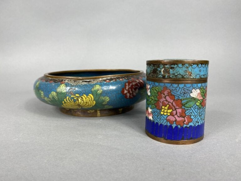 Chine - Ensemble d'objets en émaux cloisonnés comprenant une boîte couverte à d…