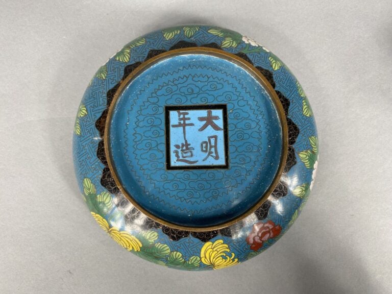 Chine - Ensemble d'objets en émaux cloisonnés comprenant une boîte couverte à d…
