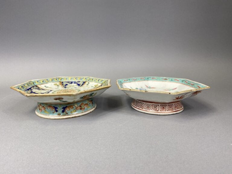 Chine - Ensemble de deux coupes sur pied en porcelaine émailée à décor pour l'u…