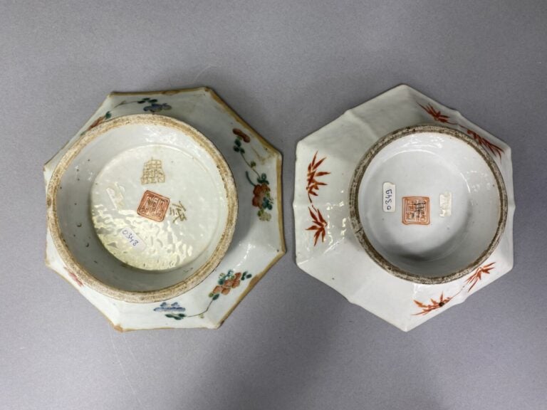 Chine - Ensemble de deux coupes sur pied en porcelaine émailée à décor pour l'u…