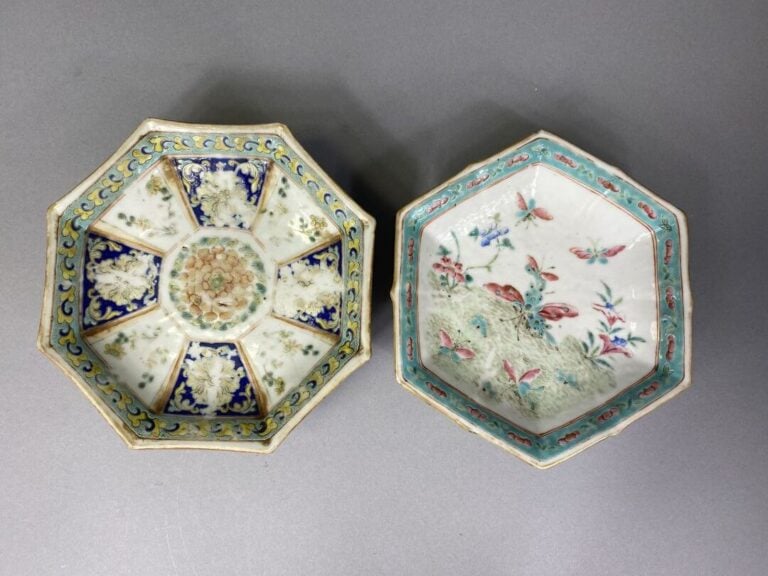 Chine - Ensemble de deux coupes sur pied en porcelaine émailée à décor pour l'u…