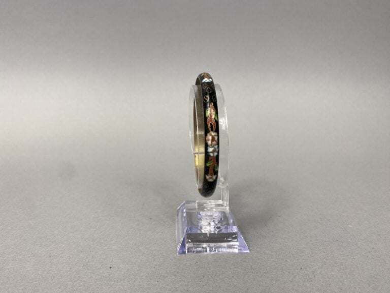 Chine - Ensemble de six bracelets jonc en métal et émaux à décor de frises feui…