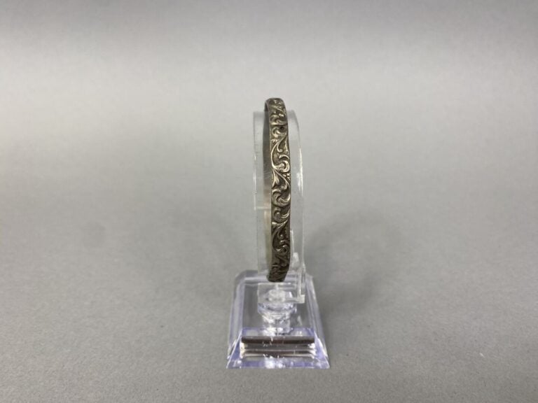 Chine - Ensemble de six bracelets jonc en métal et émaux à décor de frises feui…