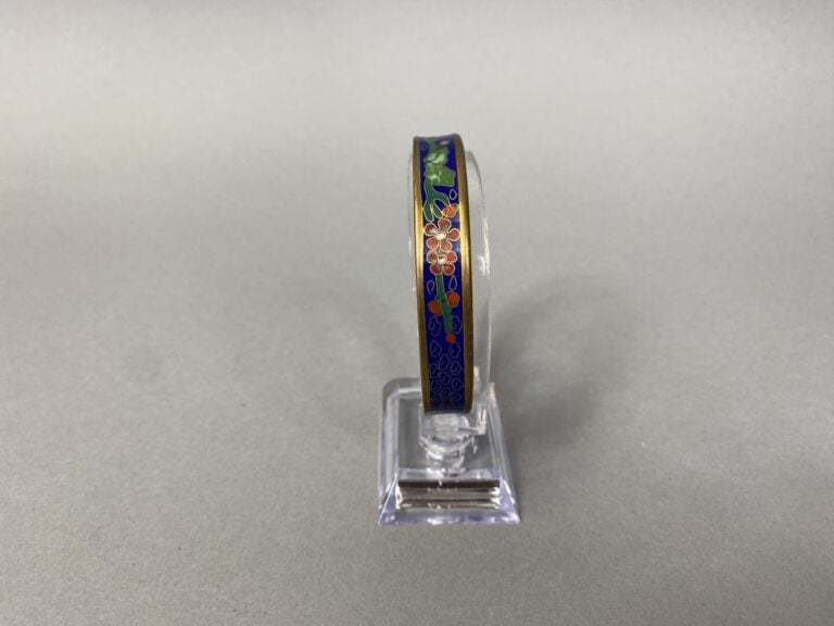 Chine - Ensemble de six bracelets jonc en métal et émaux à décor de frises feui…