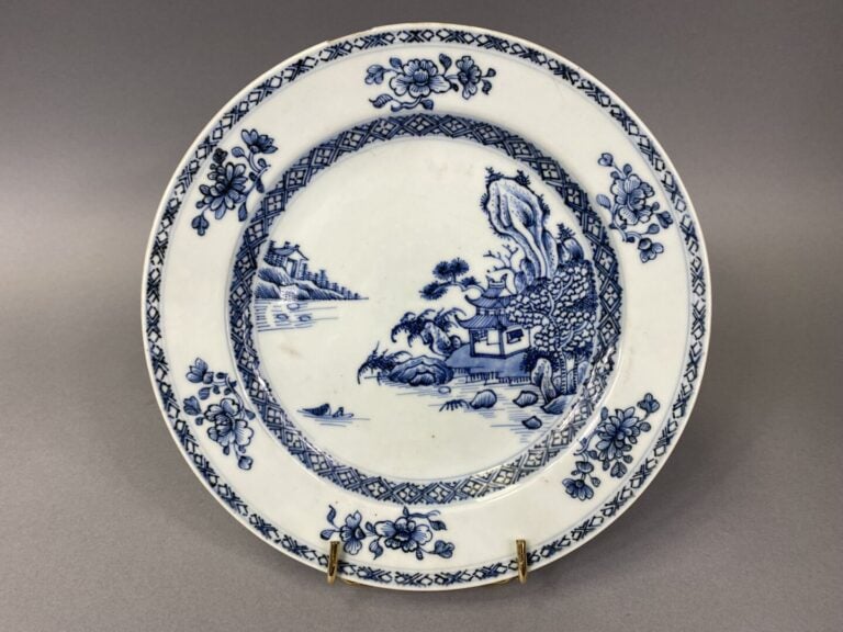 Chine - Ensemble de trois assiettes en porcelaine bleu blanc à décor de pagodes…