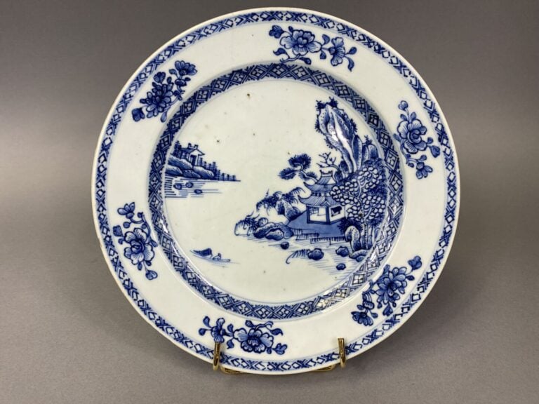 Chine - Ensemble de trois assiettes en porcelaine bleu blanc à décor de pagodes…