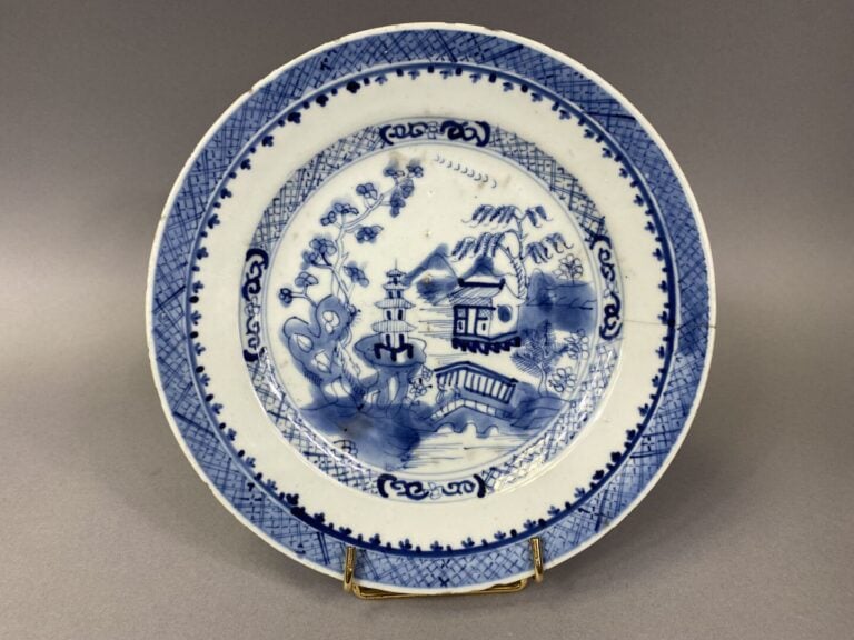 Chine - Ensemble de trois assiettes en porcelaine bleu blanc à décor de pagodes…