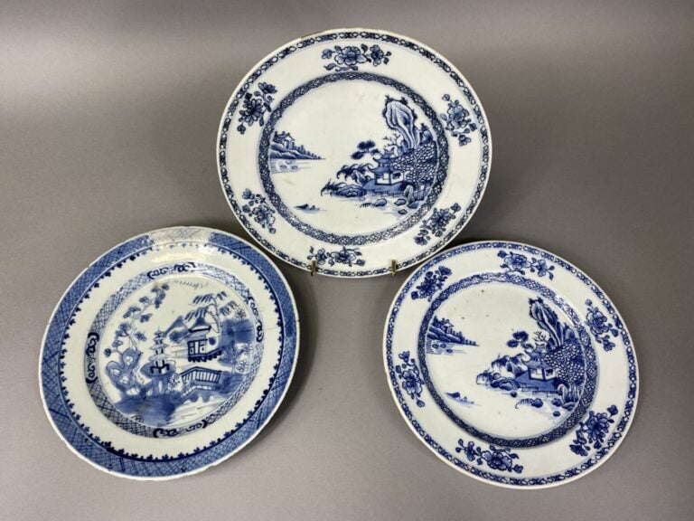 Chine - Ensemble de trois assiettes en porcelaine bleu blanc à décor de pagodes…