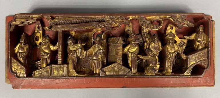 Chine - Ensemble de trois panneaux en bois sculpté laqué rouge et doré à décor…