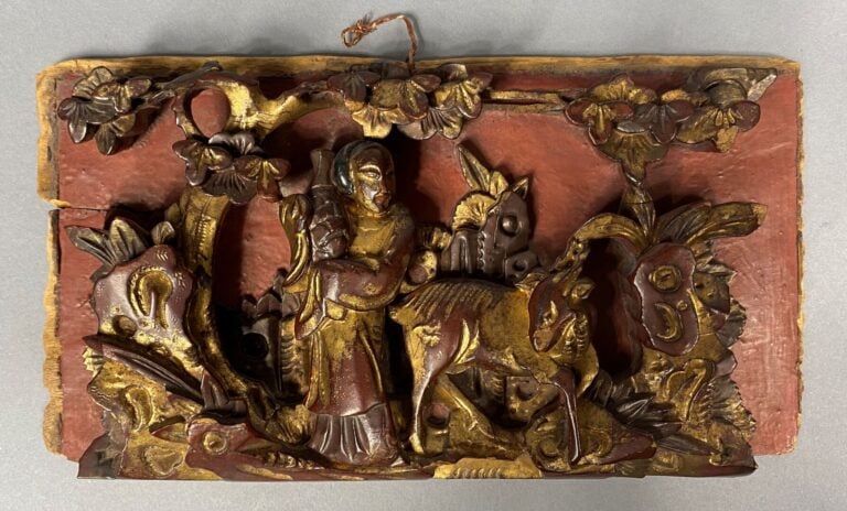 Chine - Ensemble de trois panneaux en bois sculpté laqué rouge et doré à décor…