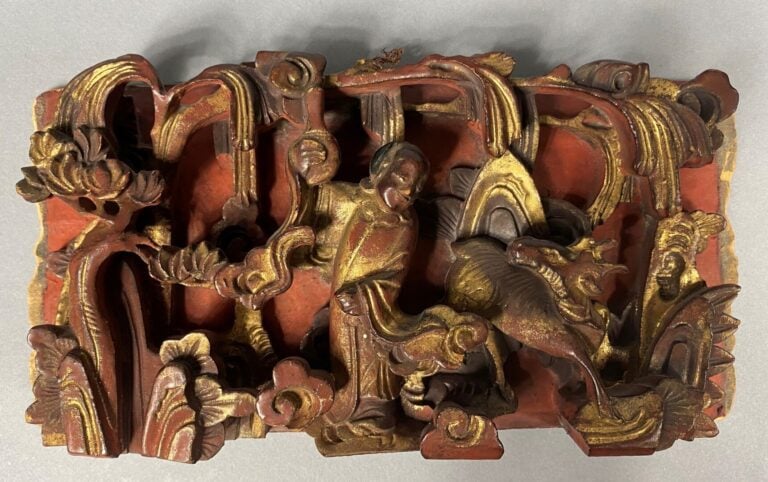 Chine - Ensemble de trois panneaux en bois sculpté laqué rouge et doré à décor…