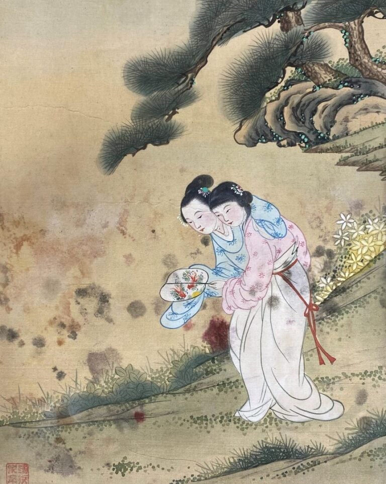 Chine - Ensemble de trois peintures sur soie représentant des jeunes femmes dan…