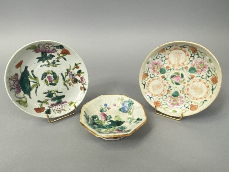 Chine - Ensemble de trois porcelaines émaillées comprenant une petite coupelle…