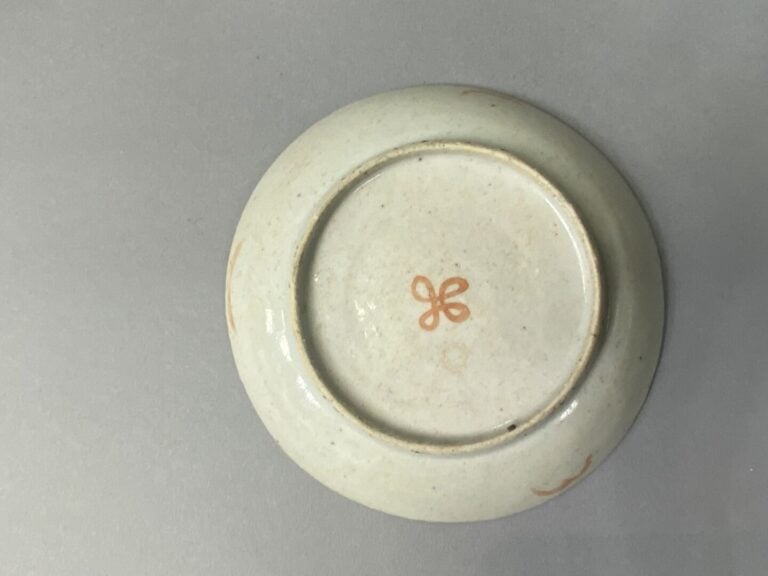 Chine - Ensemble de trois porcelaines émaillées comprenant une petite coupelle…
