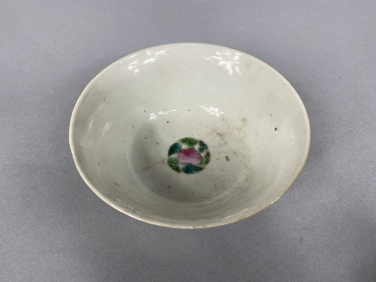 Chine et divers - Ensemble de porcelaines comprenant un vase à décor de jeunes…