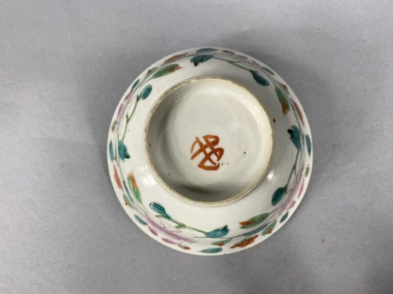 Chine et divers - Ensemble de porcelaines comprenant un vase à décor de jeunes…
