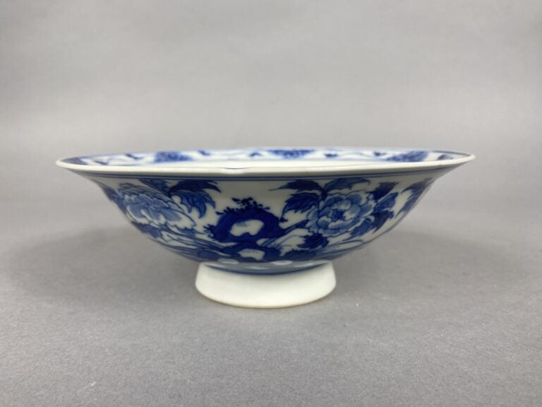 Chine et divers - Ensemble de porcelaines comprenant un vase à décor de jeunes…
