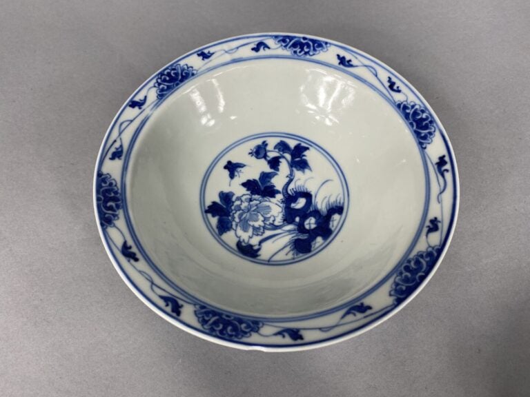 Chine et divers - Ensemble de porcelaines comprenant un vase à décor de jeunes…