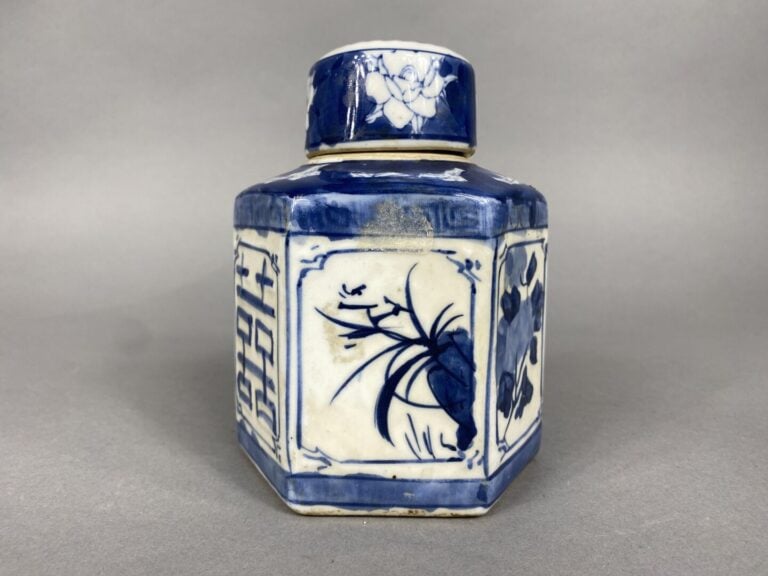 Chine et divers - Ensemble de porcelaines comprenant un vase à décor de jeunes…