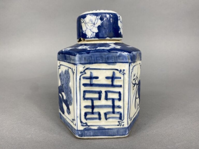 Chine et divers - Ensemble de porcelaines comprenant un vase à décor de jeunes…