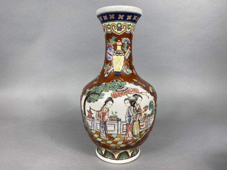 Chine et divers - Ensemble de porcelaines comprenant un vase à décor de jeunes…