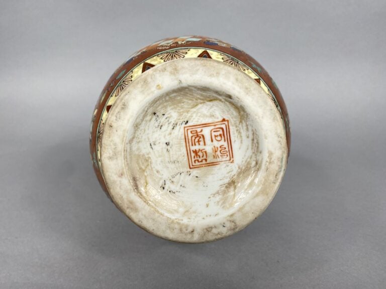 Chine et divers - Ensemble de porcelaines comprenant un vase à décor de jeunes…