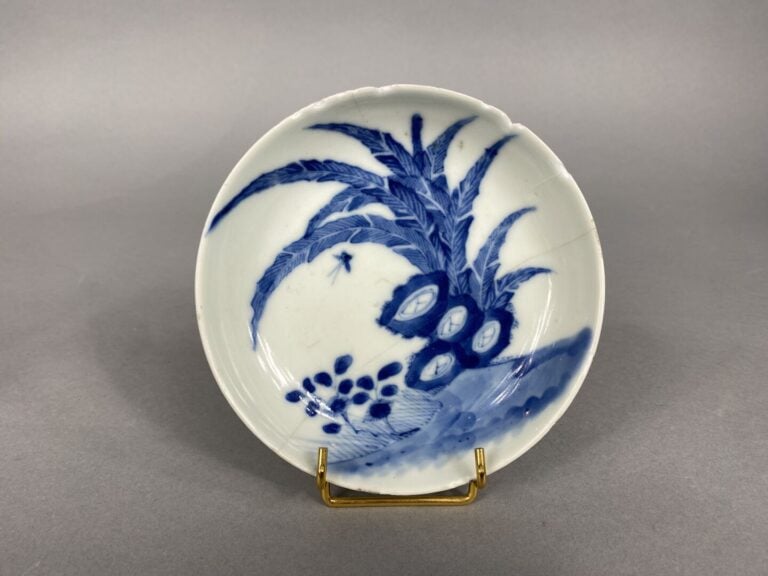 Chine et divers - Ensemble de porcelaines comprenant un vase à décor de jeunes…