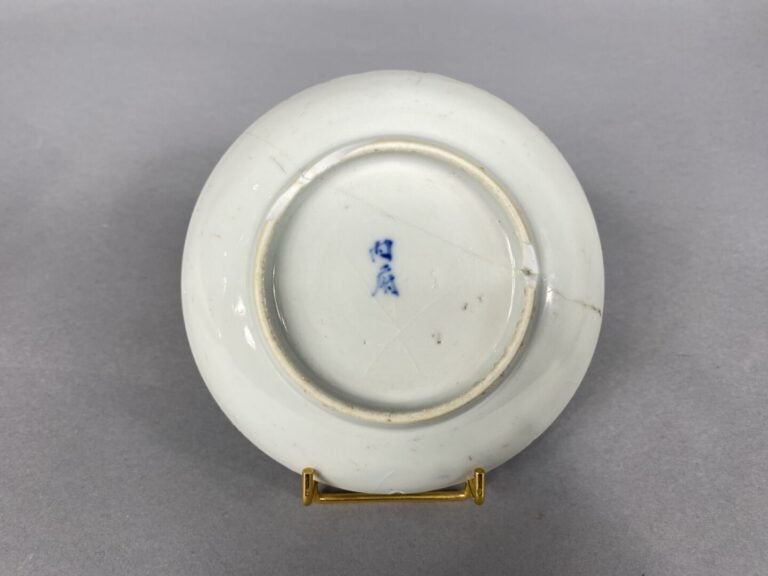 Chine et divers - Ensemble de porcelaines comprenant un vase à décor de jeunes…