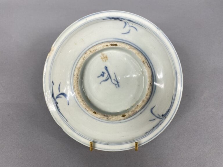 Chine et divers - Ensemble de porcelaines comprenant un vase à décor de jeunes…