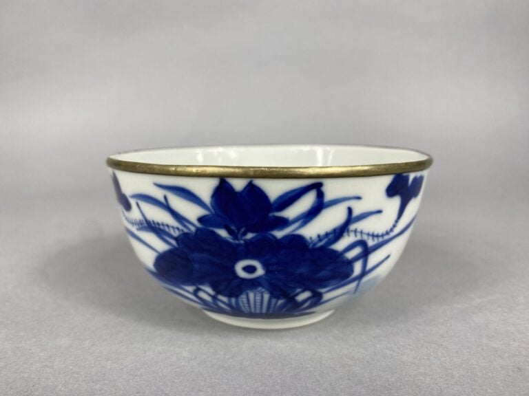Chine et divers - Ensemble de porcelaines comprenant un vase à décor de jeunes…