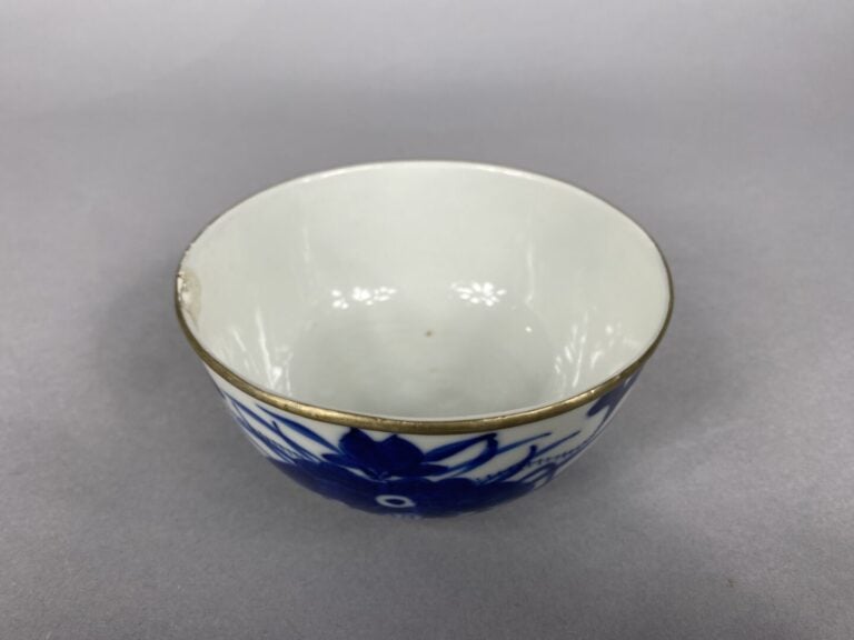 Chine et divers - Ensemble de porcelaines comprenant un vase à décor de jeunes…