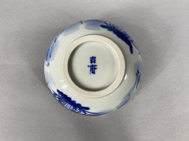 Chine et divers - Ensemble de porcelaines comprenant un vase à décor de jeunes…
