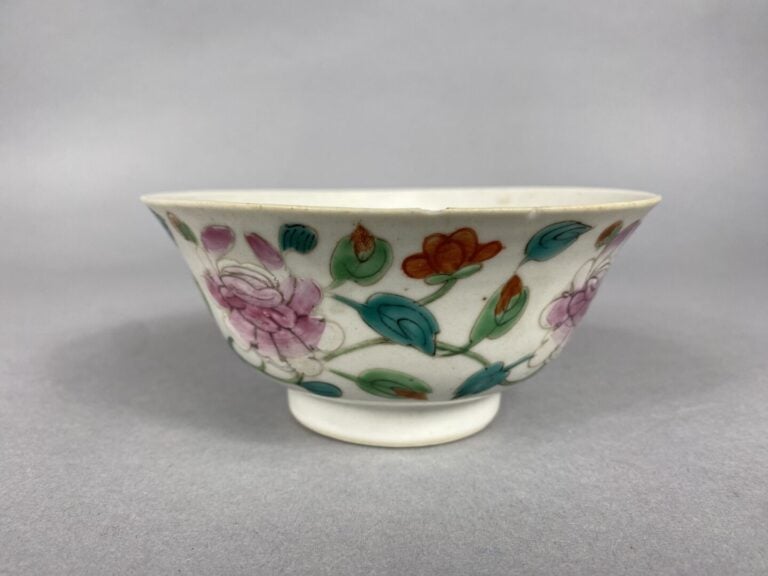 Chine et divers - Ensemble de porcelaines comprenant un vase à décor de jeunes…