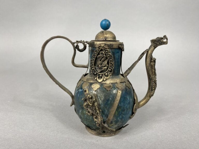 Chine et divers - Petite théière en pierre dure bleue et monture en métal sculp…