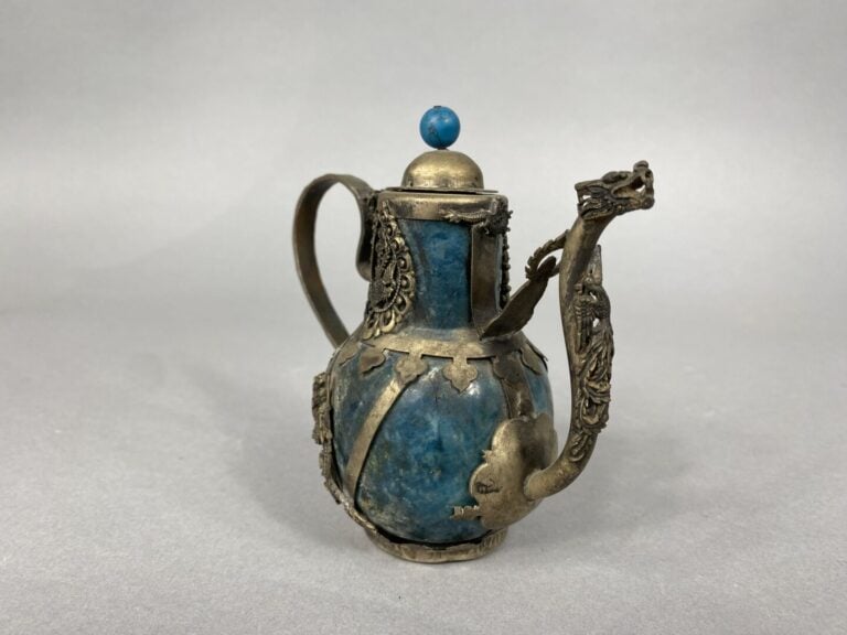 Chine et divers - Petite théière en pierre dure bleue et monture en métal sculp…