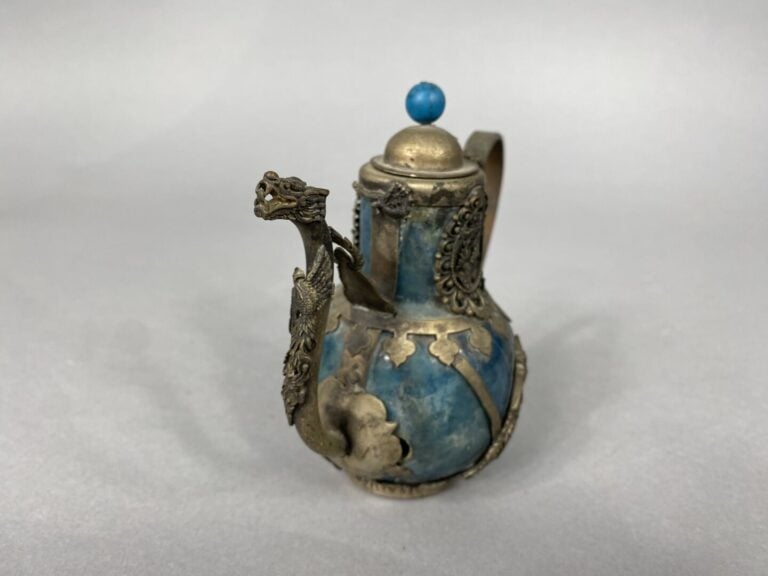 Chine et divers - Petite théière en pierre dure bleue et monture en métal sculp…