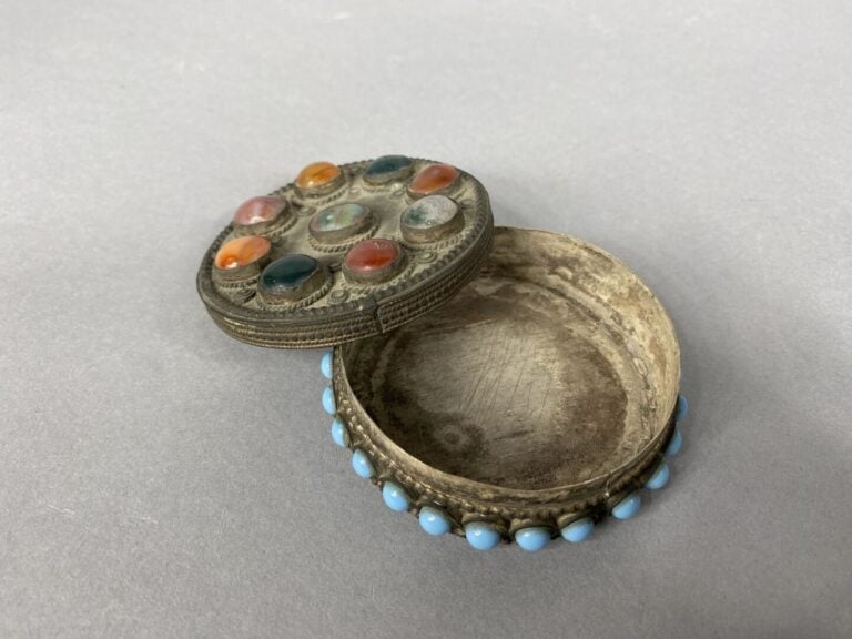 Chine et divers - Petite théière en pierre dure bleue et monture en métal sculp…