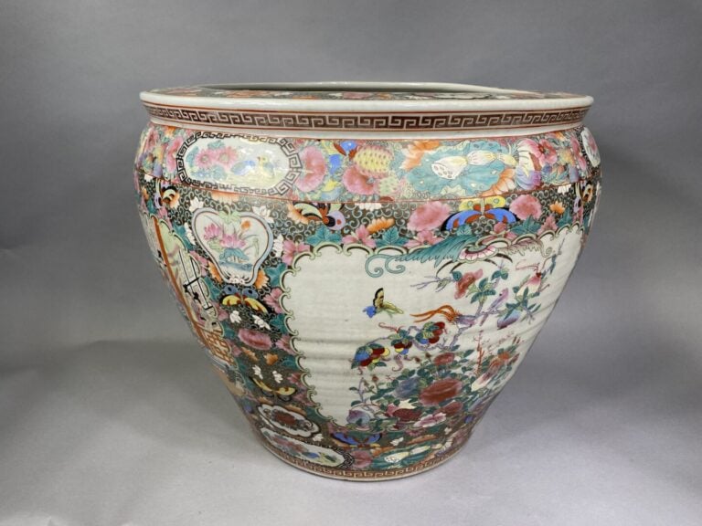 Chine - Importante vasque à poissons en porcelaine émaillée polychrome dans le…