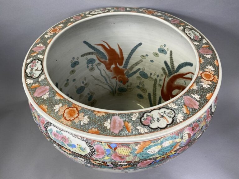 Chine - Importante vasque à poissons en porcelaine émaillée polychrome dans le…