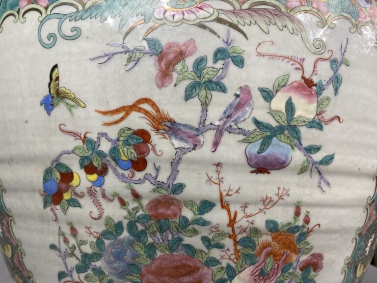 Chine - Importante vasque à poissons en porcelaine émaillée polychrome dans le…