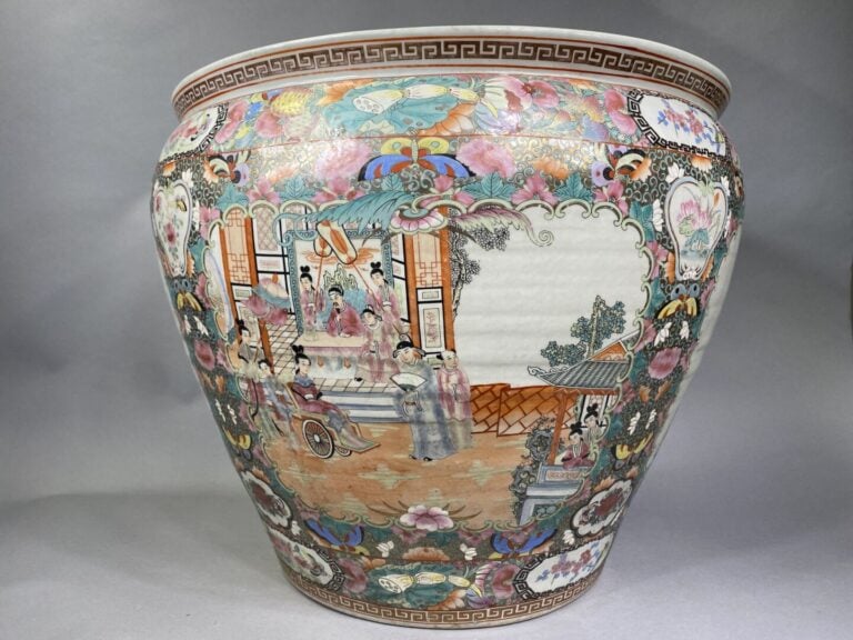 Chine - Importante vasque à poissons en porcelaine émaillée polychrome dans le…