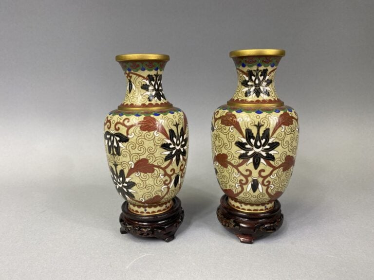 Chine/ Japon - Ensemble de vases et pot couvert en émaux cloisonnés à décor de…