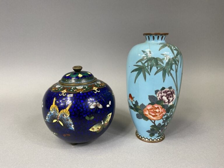 Chine/ Japon - Ensemble de vases et pot couvert en émaux cloisonnés à décor de…