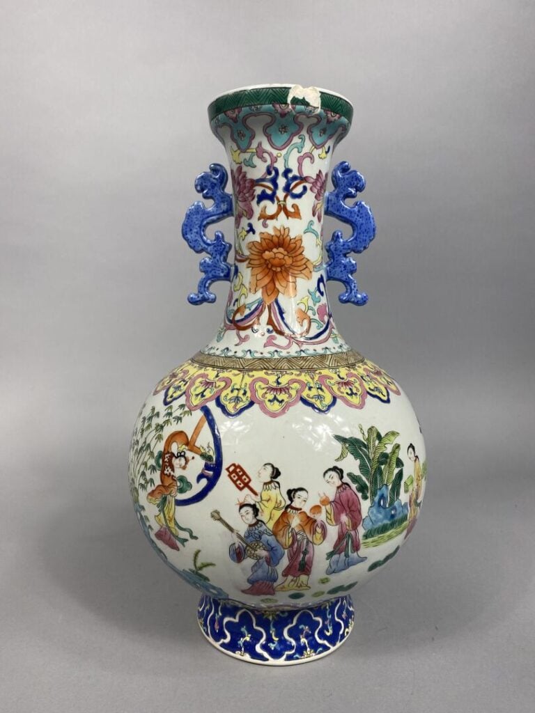 Chine moderne - Vase balustre en céramique émaillée à décor de scènes animées,…