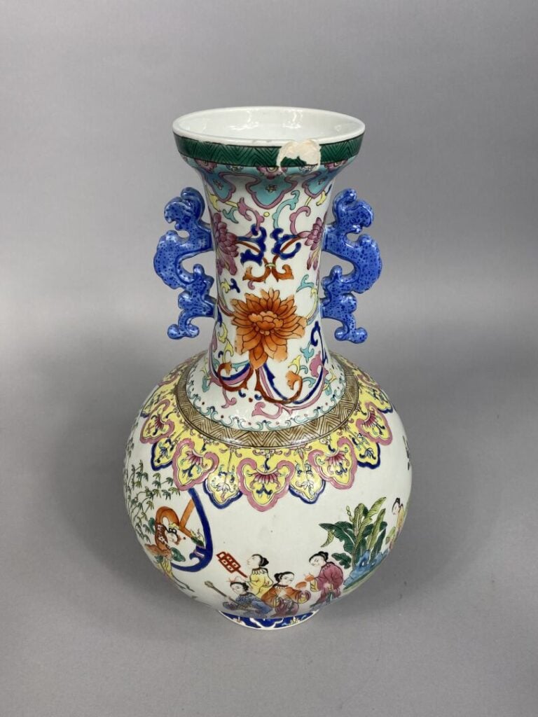 Chine moderne - Vase balustre en céramique émaillée à décor de scènes animées,…