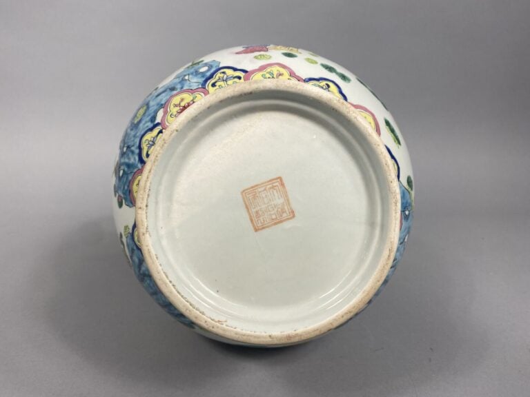 Chine moderne - Vase balustre en céramique émaillée à décor de scènes animées,…